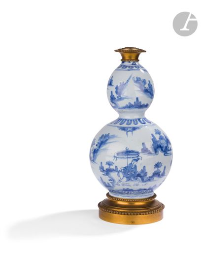 null Delft
Vase à double renflement en faïence à décor en camaïeu bleu de Chinois...