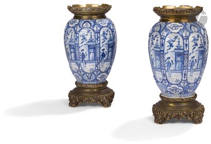 null Delft
Paire de vases en faïence de forme oblongue à pans coupés à décor en camaïeu...