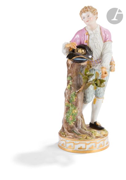 null Meissen 
Statuette en porcelaine représentant un jeune homme plaçant un nid...