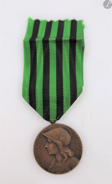 null FRANCE 
COMMEMORATIVE MEDAL OF THE WAR OF 1870. 
Medal of small module attributed...