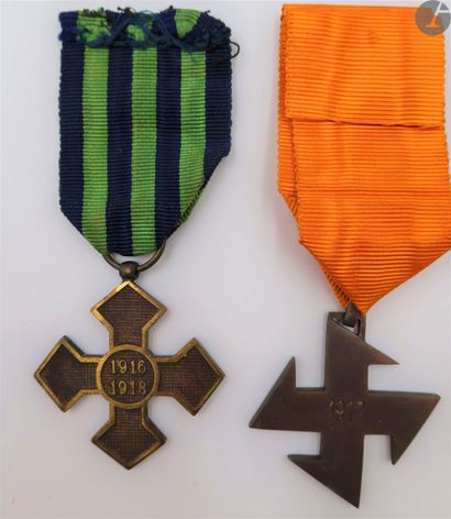 null ROUMANIE 
Deux médailles : 
- croix de guerre 1916-1918. En bronze. 
- Ordre...