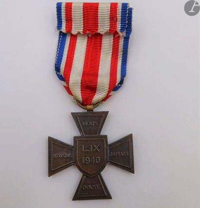 null FRANCE 
CROIX DU RÉSEAU MARTIAL (7e colonne d’Alsace FFC). 
En bronze, à patine...