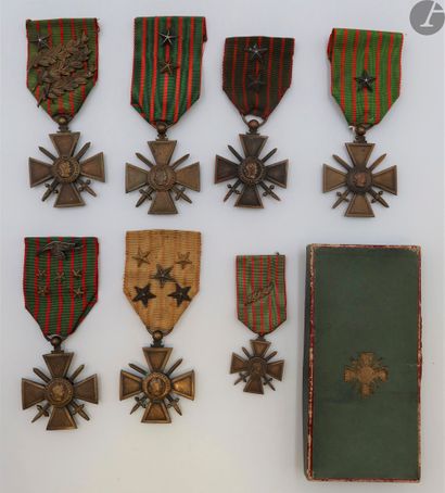 null 
WAR
CROSS
- 1st World War.
Set of seven bronze war crosses :
- one 14-17. Ribbon...