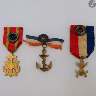 null ANCIENS COMBATTANTS 
Trois insignes : 
- insigne des anciens militaires de St...