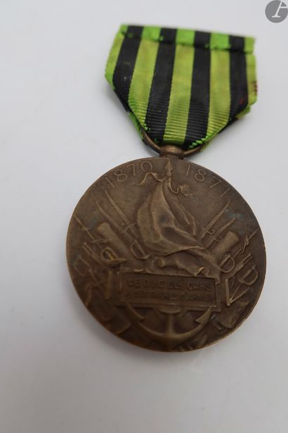 null FRANCE 
MÉDAILLE COMMÉMORATIVE DE LA GUERRE DE 1870. 
Médaille de gros module...