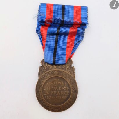 null FRANCE 
MÉDAILLE « AUX VICTIMES DE L’INVASION » de 3e classe (1921). 
En bronze....