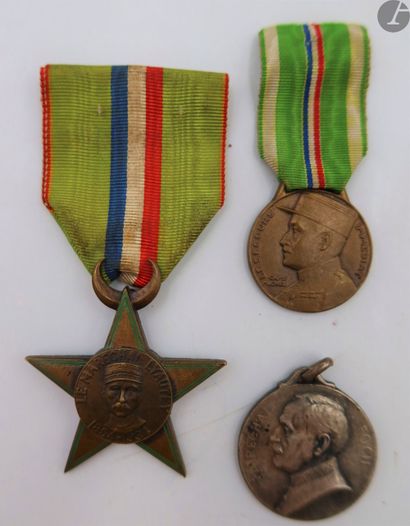 Trois médailles : 
- médaille du XVe congrès...