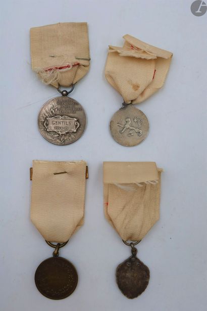 null CROIX-ROUGE – 1re G.M.
Ensemble de quatre médailles de la Croix rouge : 
- médaille...