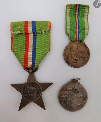 null Trois médailles : 
- médaille du XVe congrès de L’UNOR MAROC 1935. Avers au...