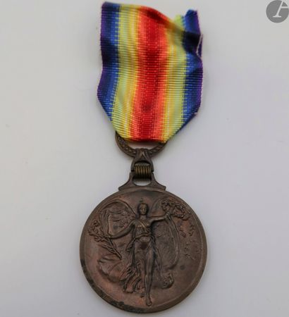 null 
JAPANInter-Allied
medal
. 
In bronze, with olive clasp. Ribbon with hook. ...