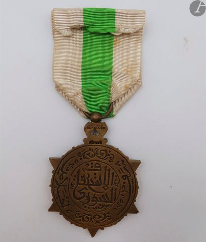 null SYRIE 
ORDRE DU MÉRITE SYRIEN (1926)
Étoile de 4e classe « Bronze ». Croix à...