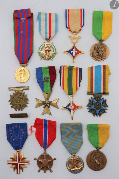 MEDALS FOR COMBATANTS 
Twelve medals: Recognition...