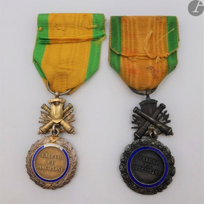 null ABOUT THE MILITARY MEDAL 
Set of 19 pieces including 
- two military medals...