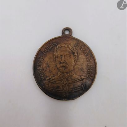 null FRANCE
Médaille commémorative du Général Dodds (1892).
En laiton. 
32 x 27 mm
A.B....