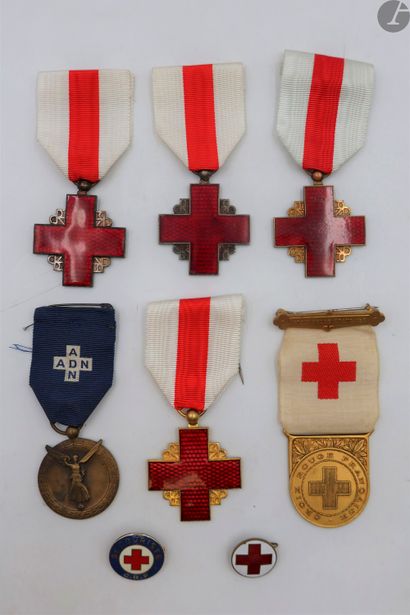 RED CROSS 
Set of eight pieces: 
- Four medals...