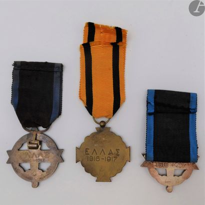 null GRÈCE 
Trois pièces : 
- médaille du mérite militaire 1916-1917. En bronze....