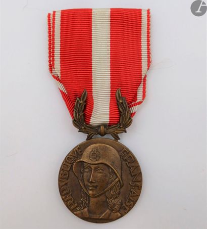 null FRANCE
MÉDAILLE DE LA VALEUR MILITAIRE (1956) 
Rare médaille du modèle Carlier...