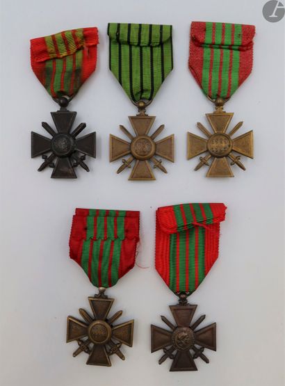null FRANCE
CROIX DE GUERRE – 2e GM.
Ensemble de cinq croix de guerre en bronze.
-...