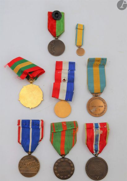 null 
OLD COMBATANTS and MISCELLANEOUS 



Set of eight medals and two patents:



-...
