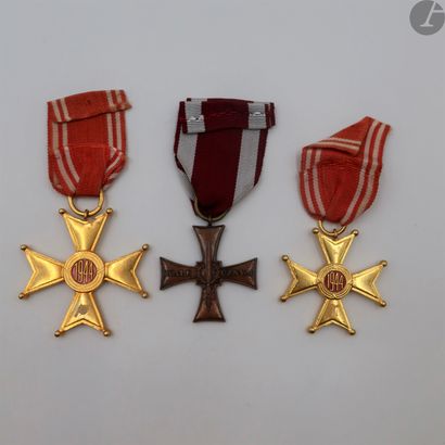 null POLOGNE 
Ensemble de trois médailles : 
- croix de chevalier de l’ordre Polonia...