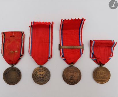 null MÉDAILLES DE VERDUN 
Quatre médailles : 
- modèle de Augier. En bronze. Ruban...