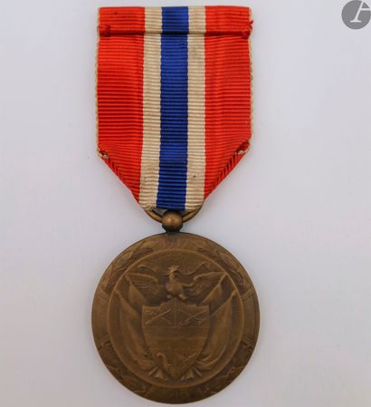 null PANAMA 
Médaille de la solidarité (1917-1918) de 3e classe. 
En bronze, à bélière...