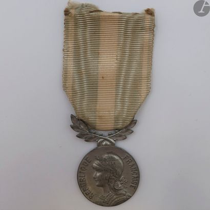 null FRANCISM
COLONIAL
MEDAL
(1893)
Colonial medal, manufacture of war allotted to...