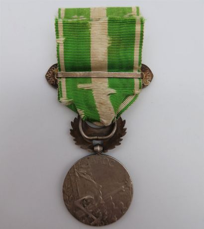 null 
FRANCE 
 MÉDAILLE DU MAROC (1909) 
 Médaille par Lemaire. En argent, poinçon...