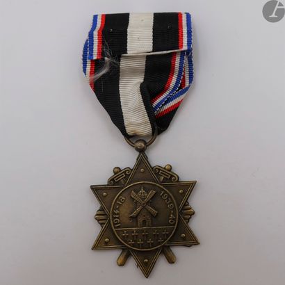 null FRANCE
MÉDAILLE « AISNE CHEMIN DES DAMES ». 
En bronze. Ruban à agrafe « AISNE...