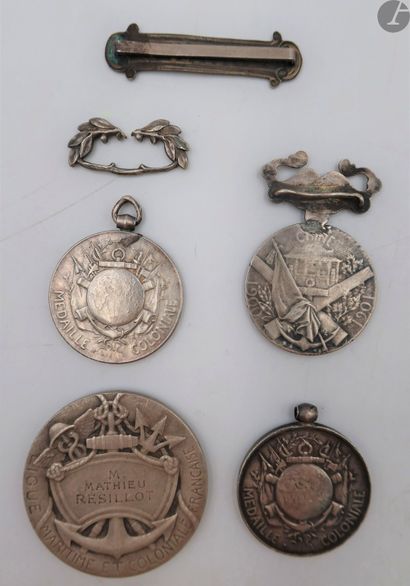 null CAMPAGNES COLONIALES 
MÉDAILLE DE CHINE (1900-1901) et MÉDAILLE COLONIALE. 
Ensemble...