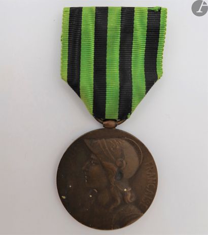 null FRANCE 
MÉDAILLE COMMÉMORATIVE DE LA GUERRE DE 1870. 
Médaille de gros module...