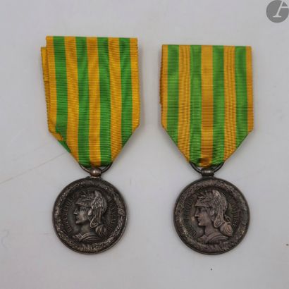 FRANCE 
MÉDAILLE DU TONKIN (1885)
Deux médailles...