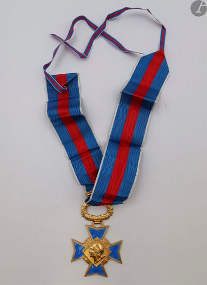 null FRANCE 
ORDRE DU MÉRITE MILITAIRE, créé en 1957. 
Croix de commandeur en vermeil...