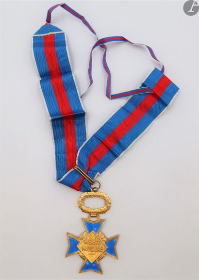 null FRANCE 
ORDRE DU MÉRITE MILITAIRE, créé en 1957. 
Croix de commandeur en vermeil...