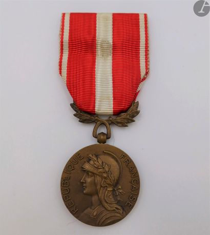null FRENCH MEDAL
OF MILITARY VALOR (1956) 
Rare medal of the Carlier & Tsudin model.
In...