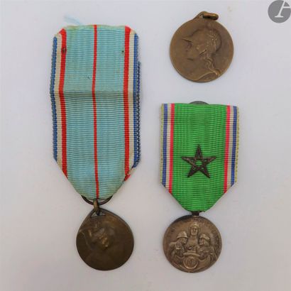 null FRANCE 
Trois médailles commémoratives : 
- médaille « Aux poilus du Maroc »....
