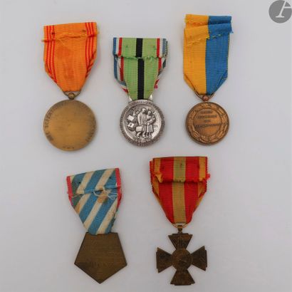 null FRANCE (2e GUERRE MONDIALE) 
Ensemble de cinq médailles : 
- médaille du combattant...