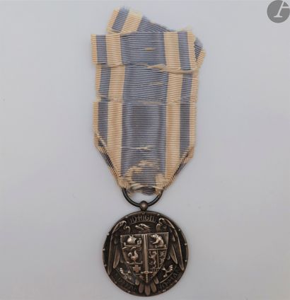 null MEDALS OF VERDUN 
Four medals and a diploma: 
- model of Vernier. In silver....