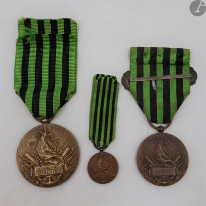 null FRANCE 
MÉDAILLE COMMÉMORATIVE DE LA GUERRE DE 1870. 
Trois médailles en bronze...