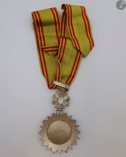 null TUNISIE 
ORDRE DE L’INDÉPENDANCE, créé en 1956. 
Croix de commandeur, en argent...