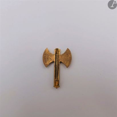 null Two badges of the Francisque. 
- one with buttonhole attachment. Manufacture...