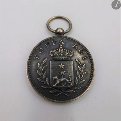 null FRANCE – DAHOMEY 
Médaille dite « du Roi Toffa » (1892)
En argent. Avers aux...