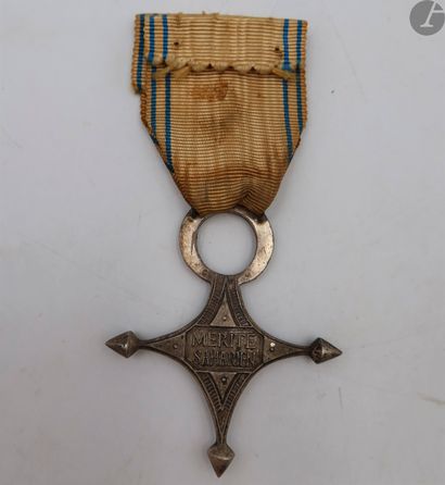 null FRANCE 
ORDRE DU MÉRITE SAHARIEN, créé en 1958.
Croix de chevalier. 
En bronze...