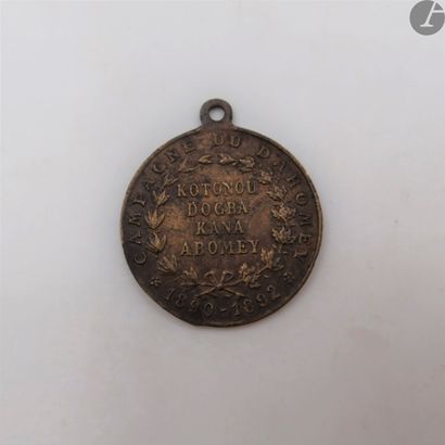 null FRANCE
Médaille commémorative du Général Dodds (1892).
En laiton. 
32 x 27 mm
A.B....