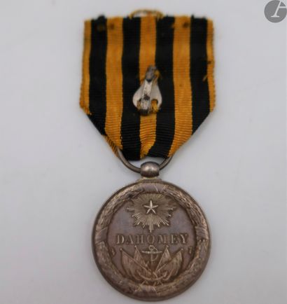null FRANCE 
MÉDAILLE DU DAHOMEY (1892)
Médaille par Dupuis. En argent, bélière olive....