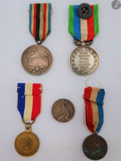 null ANCIENS COMBATTANTS et GUERRE DE 1870
Cinq médailles :
- médaille commémorative...
