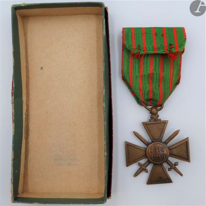 null 
WAR
CROSS
- 1st World War.
Set of seven bronze war crosses :
- one 14-17. Ribbon...