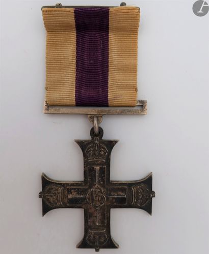 null GRANDE-BRETAGNE 
Deux médailles : 
- Military cross, créé en 1914.
Argent. Ruban...