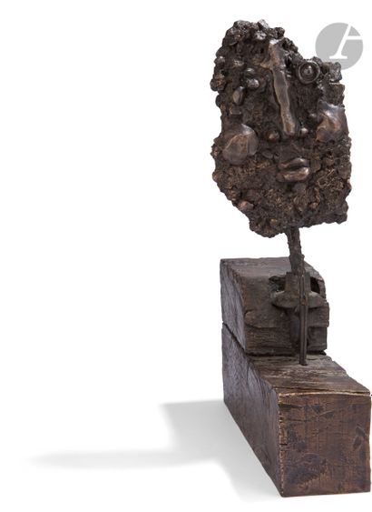 null Théo TOBIASSE (1927-2012) 
Tête d’homme en grain de goudron 
Sculpture en bronze.
Signée....