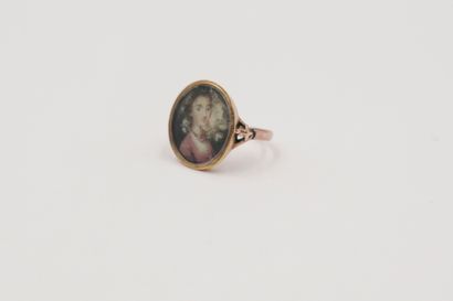 null Ring in 9K gold (375), decorated with a miniature representing a young girl....